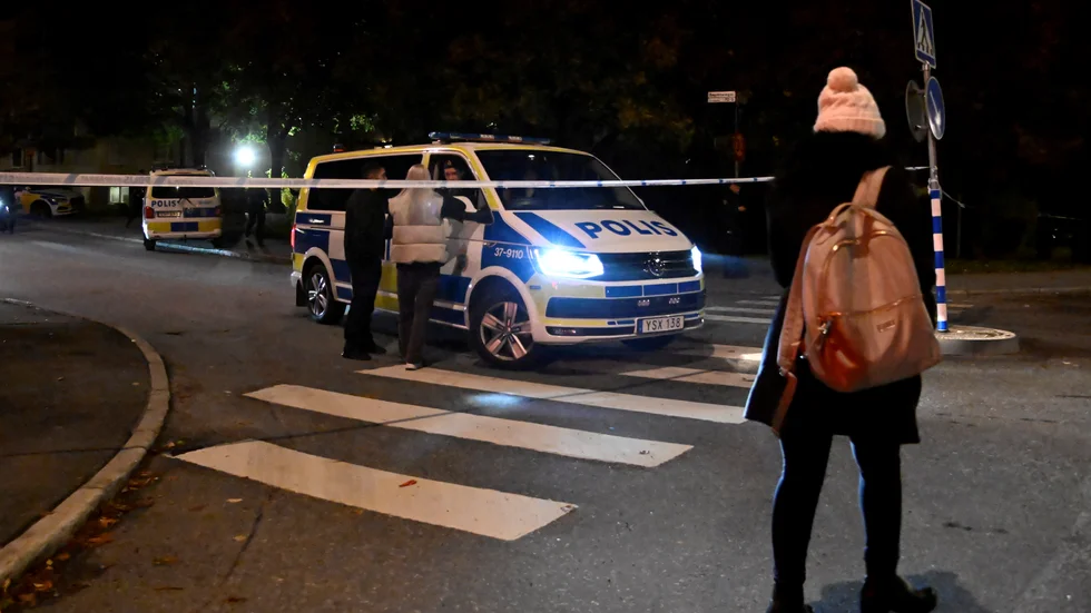 Området runt ett flerfamiljshus har spärrats av sedan skott avlossats mot en lägenhet i huset.