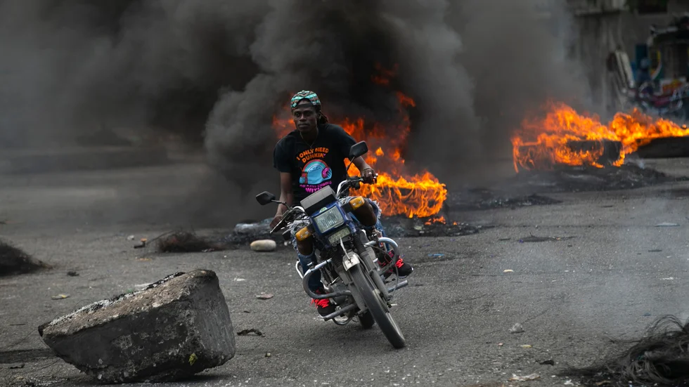 Oroligheter i Haiti försvårar för redan utsatta människor. Bild från huvudstaden Port-au-Prince på måndagen.