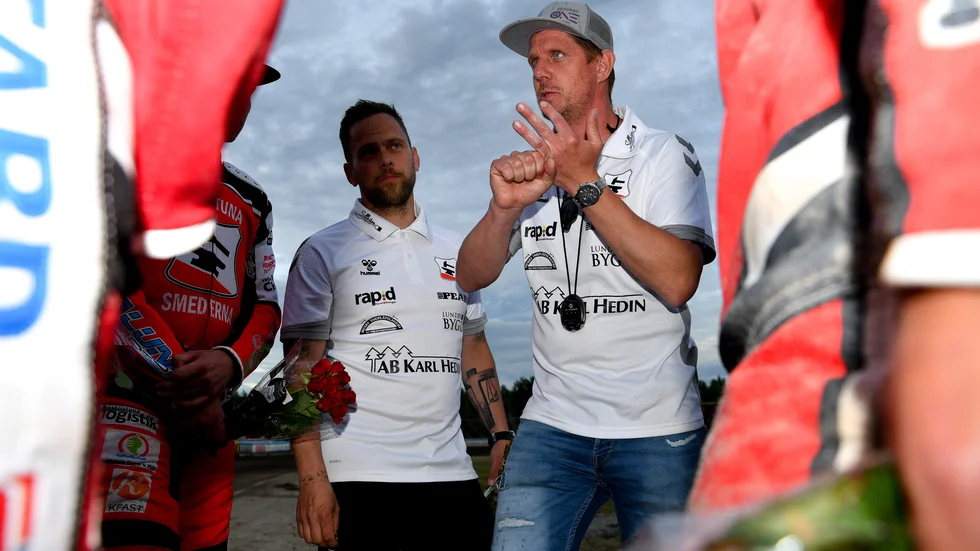 Smedernas lagledare Jerker Eriksson är inte nöjd med beslutet som innebär att den första finalmatchen skjuts upp.