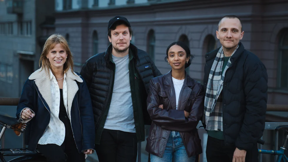 Celie Sparre, Jon Blåhed, Helmon Salomon och Einar Bredefeldt under en fotografering till nya tv-serien "Fake patient".