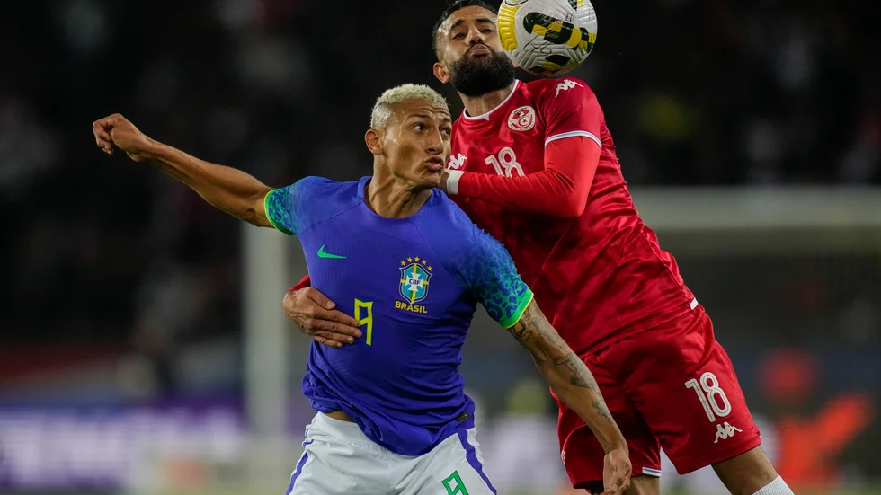 Richarlison fick en banan kastad mot sig från läktaren.