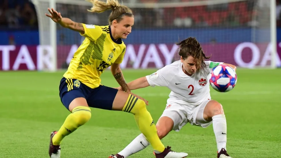 Nathalie Björn tar oväntat plats på mittfältet när Sverige spelar mot Nederländerna i VM-semifinalen.