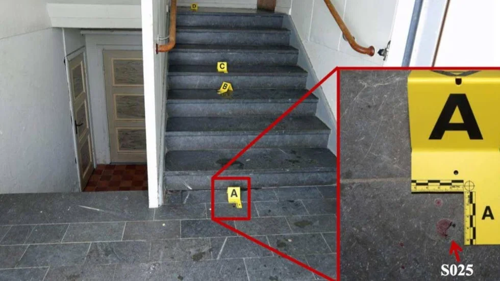 Översiktsbild från entré och trappa utanför brottsplatsen. Rödmarkering och infälld bild visar blodspår som polisen säkrade.