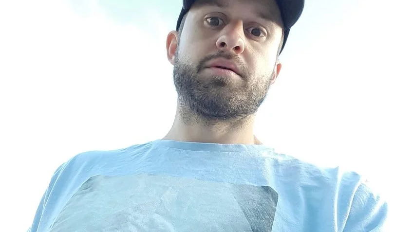 Michael Lindblom är tillbaka som Hesselpojken. I nya låten ”Småstaden”, som släpps i dag lyfter han blicken från Öjebyn och bjuder på en snärtig hommage till Piteå med många bekantingar i texten.