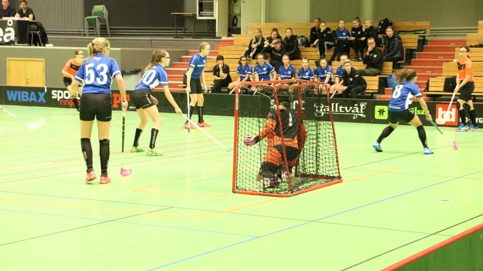 Öjebyns och Luleås flickor 06 möttes i en av många spännande matcher i RCC-cupen.