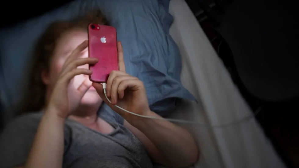 Om ungdomarna har svårare att sova då de är mer aktiva på sociala medier, eller om de är mer aktiva på sociala medier för att de har svårare att sova, kunde studien inte svara på. (Arkivbild)