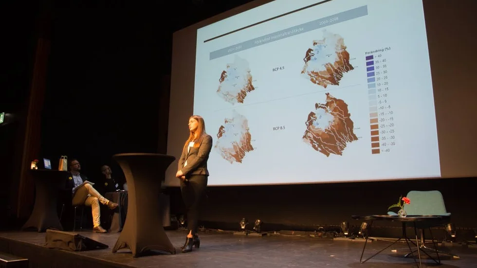 Temat för årets miljöforum, som länsstyrelsen i Norrbotten arrangerar, handlar om hur klimatförändringarna påverkar naturen och allt som är beroende av det. På scenen står Hanna Rönnberg, SMHI.