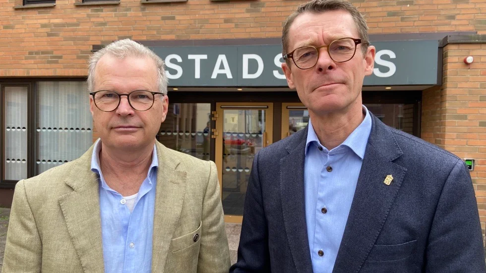 Jacob Käll (C) tillsammans med landshövdingen Peter Sandvall. Båda uttrycker att mötet är väl och att de har ett gott samarbete mellan länsstyrelsen och kommunledningen.