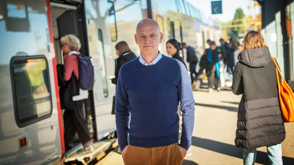 Efter att ha gått ut lärarhögskolan i Umeå valde Urban Granström att rikta blickarna söderut. Valet föll på Nyköping och 2001 gick han med i partiet. Efter det gick den politiska karriären fort. Den 4 augusti fyller han 50 år.