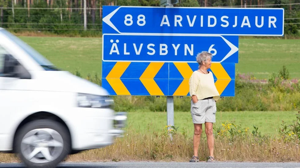 Eva Johansson tycker att skylten på bilden ska flyttas åt höger så att den syns från Storsundsvägen.