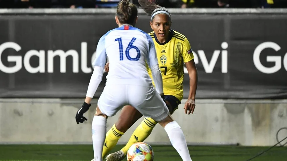 Madelen Janogy klev av med en vadskada mot Slovakien. Hur det blir med hennes medverkan på lördag är osäker.