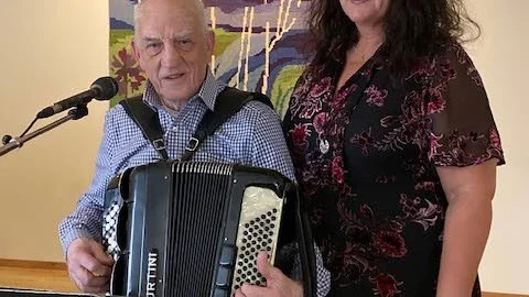 Far och dotter, Uno Lindström och Victoria Norén, underhöll på mötet. Ett uppskattat inslag.