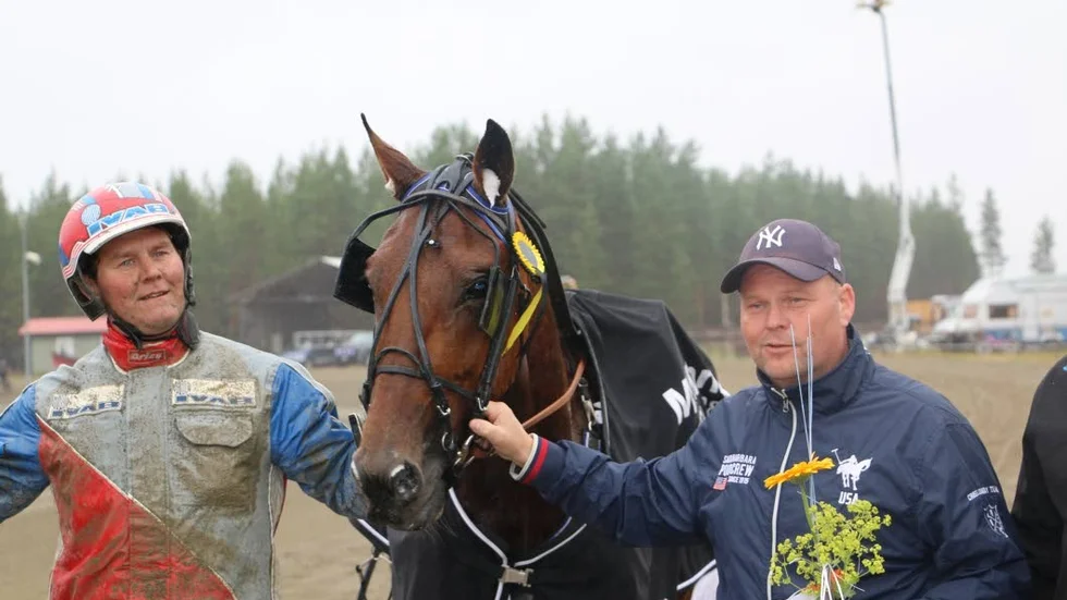 Roger Nilsson hoppas på en framskjuten placering med, Mellby Dealer i finska V75.  På bilden ses ekipaget med delägaren Dan "Knodd" Renberg.