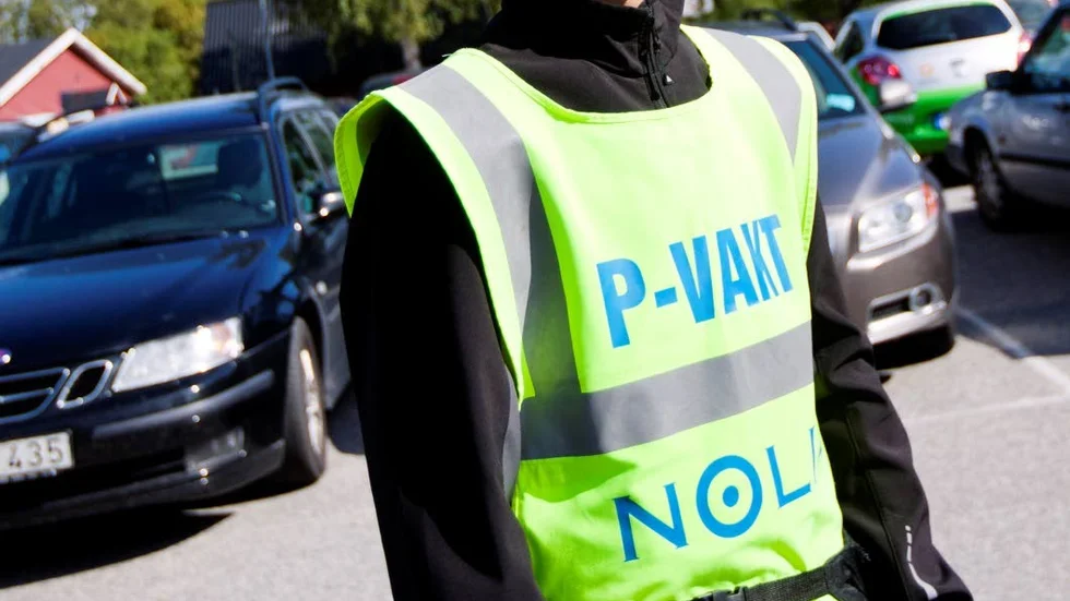 En mässbesökare som hört av sig till PT ifrågasätter Noliavakternas rätt att dirigera trafiken. (Arkivbild)