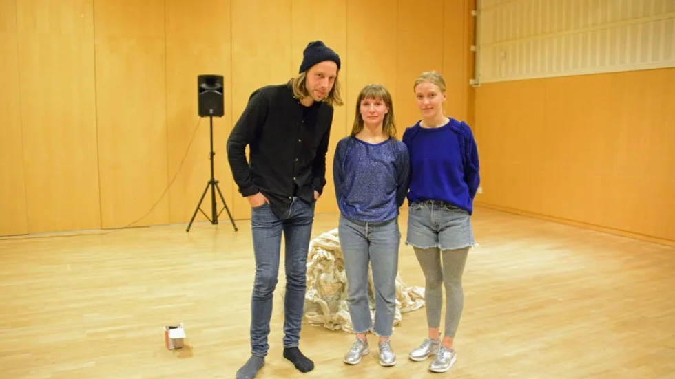 Här är alla tre som medverkade i Silverfeber efter föreställningens slut. Från vänster musikern Erik Björksten, danskonstnär och koreograf Tina Andersson och skådespelaren Emelié Sterner