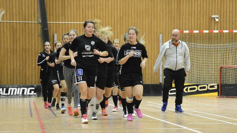 K4/Argentum är mer redo än någonsin att inleda innebandysäsongen. ”Vi har en stabil ledarstab, har försäsongat sedan 1 augusti. Det är hög tid att börja spela nu!”, säger tränaren Henrik Sundkvist.