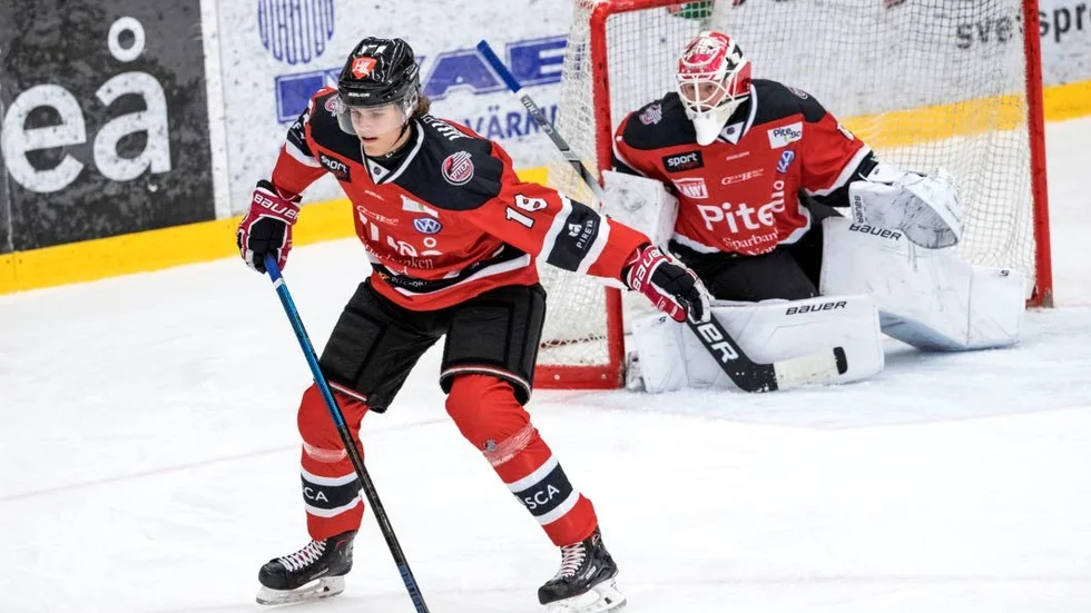 Carl Björnfot, född 2000, imponerade från sin backplats mot Boden Hockey.