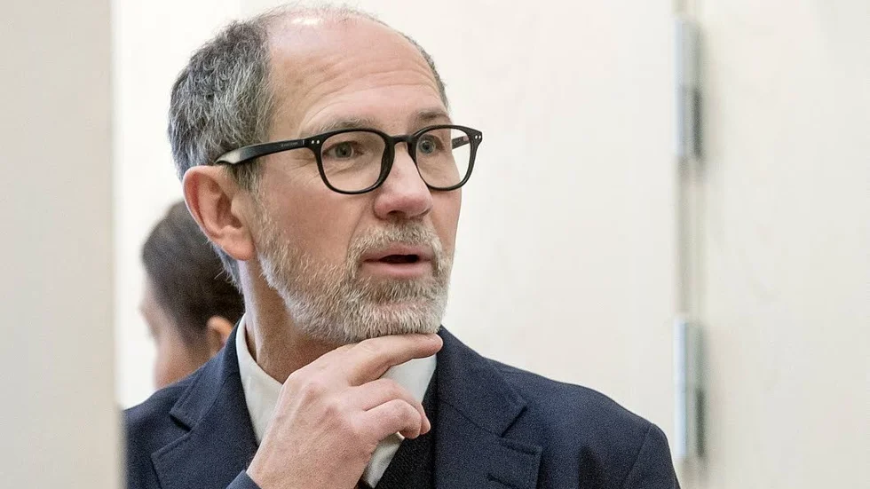 Advokat Håkan Kjellgren företräder 68-åringen som förnekar samtliga brottspåståenden.
