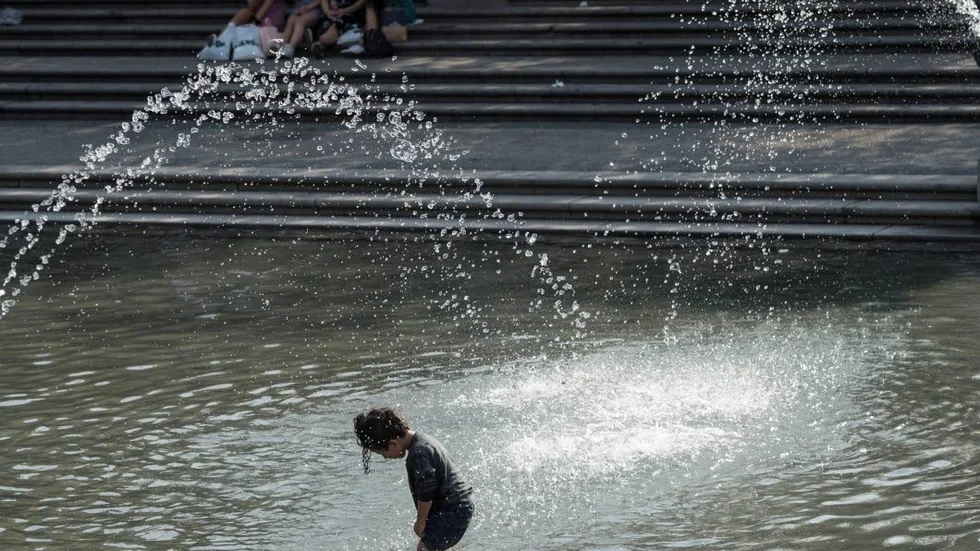 STOCKHOLM 20180525 
Barn svalkar sig i fontänen i Kungsträdgården i Stockholm i det varma majvädret. Redan nu står det klart, innan månaden nått sitt slut: Maj blir historiskt varm på många håll i landet.  I några fall är det rekord från 1800-talet som får se sig slagna.
Foto: Anders Wiklund / TT / kod 10040