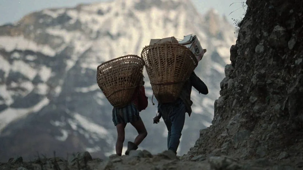 De kommer från Nepal och är vana att arbeta på höga höjder med världens högsta berg Mount Everest som plattform.