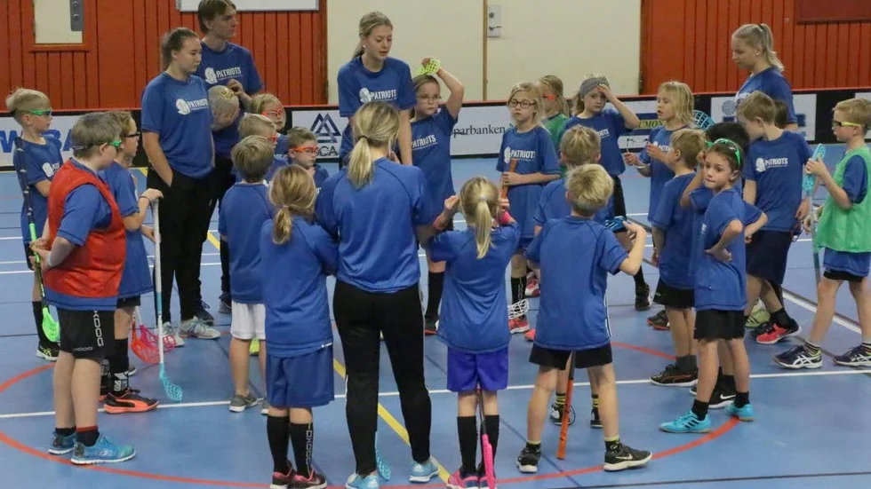 Runt 25 barn födda 09-11 deltar i Patriots innebandyskola.
