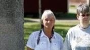 Startkort till kulturslingan finns hos Carina Lundberg (till vänster) och Monika Jonsson på Johannesgårdens café.