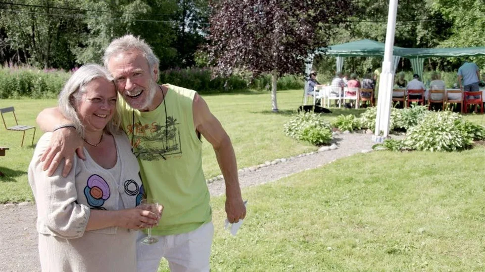 Ny ordförande och gammal ordförande - och en massa kärlek till odling och miljö. Susanne Hevarve och Per-Arne Kristiansen trivs båda på Fårölottens koloniträdgård.