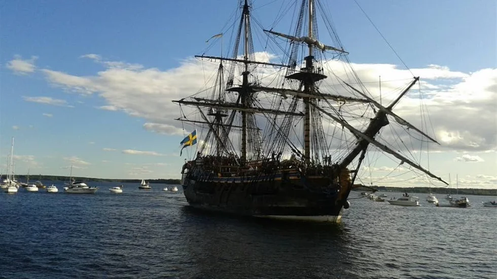 Ostindiefararen Göteborg är på väg in i Södra hamn med kronprinsessan Victoria ombord.