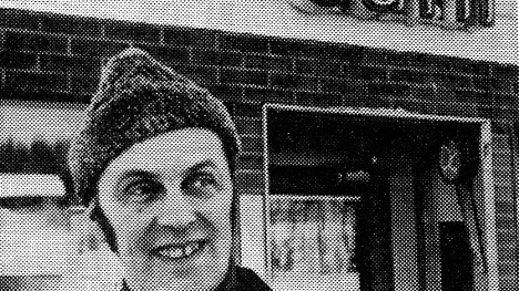 Curt Edström framför järnshandelsbutiken han tillsammans med en broder övertog efter fadern på tidigt 50-tal och som han med familj sedan mellan åren 1969-1992 var ensam innehavare av.