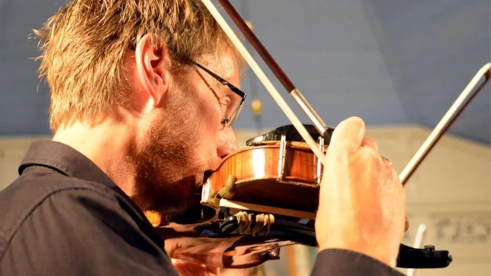 Sten-Johan Sunding håller inte på att äta upp sitt instrument. Vivaldi i Gilles Apaps tappning kräver blåsljud.