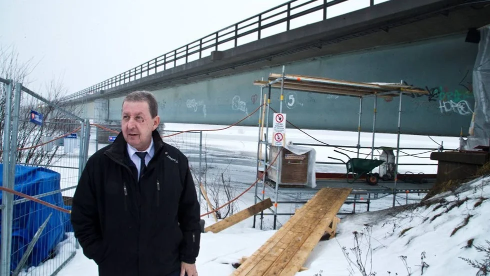 Nytt med den nya föreskrifterna är att även byggarbetsplatser omfattas. Krister Östrén vid räddningstjänsten i Piteå, visar på ett konkret exempel där ett byggföretag är inblandat i arbeten under Bergsviksbron.