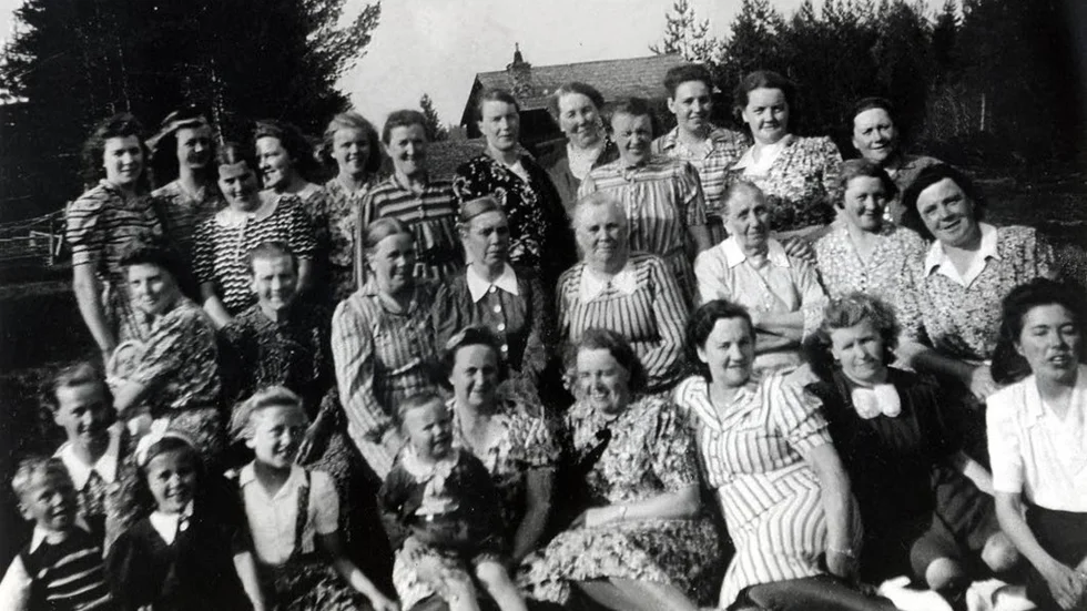 Året är 1944. Roknäs syföreningsdamer ses här på utflykt. De är här samlade vid fäbodarna i Vändnäset, Övre Stockbäcken.