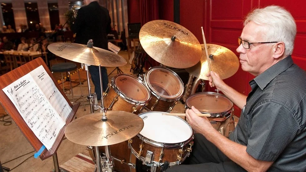 Höll takten. Bernt Engdahl vad med när det spelades jazz- och swingmusik i Arvids­jaur i tisdags. (Arkivbild)