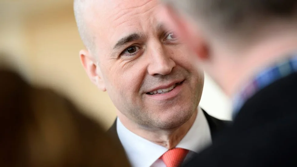 Om man vill förstå Moderaternas politik ska man läsa: ”Reinfeldt-koden: den ädla konsten att rasera den svenska modellen”, skriven av Stefan Carlén, Christer Persson och Daniel Suhonen.