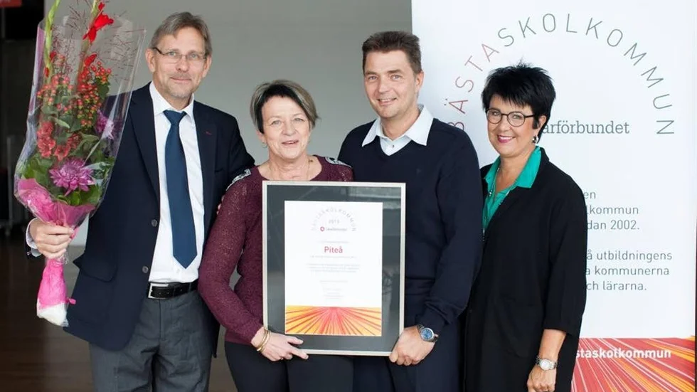 Ingemar Jernelöf (förvaltningschef), Rut Rahkula (ordförande i barn- och utbildningsnämnden) och Stefan Eriksson (ordförande Lärarförbundet Piteå) tar stolta emot utmärkelsen Sverige bästa skolkommun. Här tillsammans med Lärarförbundets ordförande Eva-Lis Sirén.