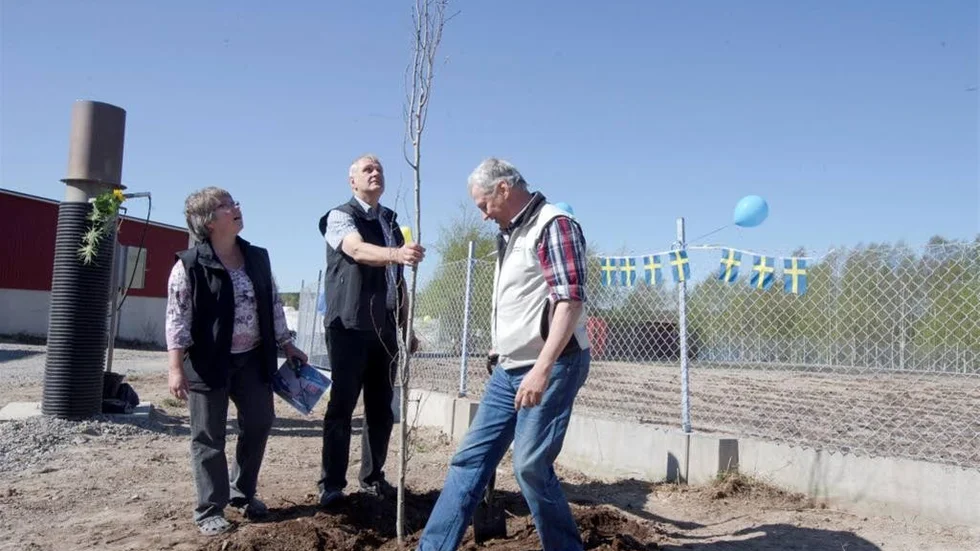 Solen sken från en klarblå himmel när Anna-Britta och Herbert Nyman, som äger gården, tillsammans med Nils-Olov Lindfors, ordförande i LRF, symboliskt planterade ett en pelarasp framför gödselbrunnen.