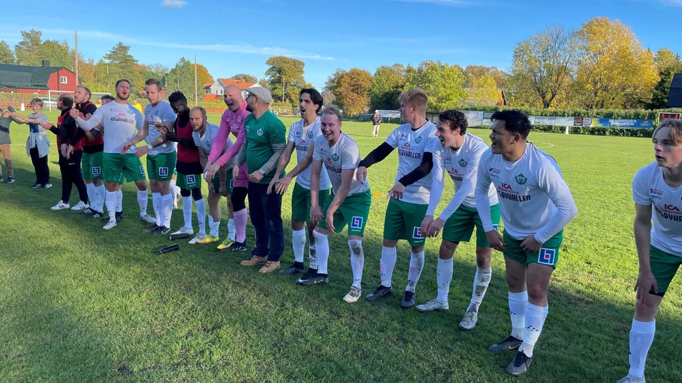 Levide firar med sina supportrar efter 5-3 mot Rinkeby United.