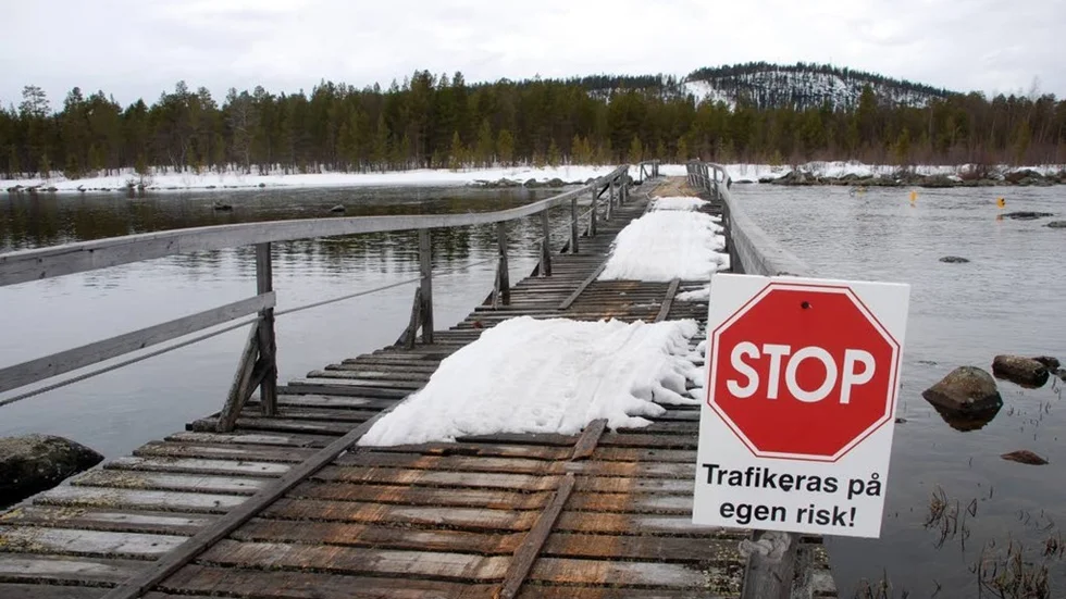 För två år sedan varnade man för en osäker överfart. Idag är skoterbron över Vaukaströmmarna helt stängd, men en lösning på problemet kan vara på gång. (Arkivbild)