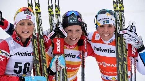 Charlotte Kalla på prispallen igen. I damernas 15 kilometer fri stil i Davos på lördagen slutade hon på en tredje plats. Till vänster ses tvåan Therese Juhaug och segrarinnan Marit Björgen i mitten.