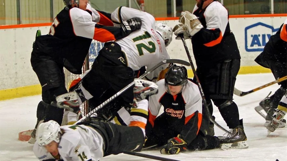 Andreas Öhlund (nummer 14) och Emil Bergman (nummer 12) krigade förgäves framför mål. Anton Joensuu släppte bara in en puck på 35 skott.
