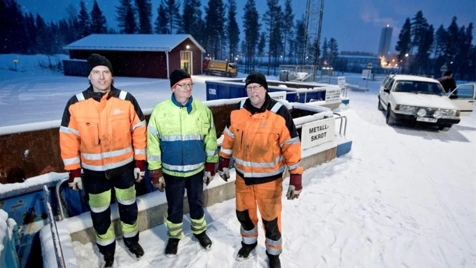 Stefan Edström, Tomas Lundberg och Brage Pettersson tvingas bort från sina jobb på Återvinningscentralen vid årsskiftet. Den nya entreprenören ska delvis bemanna rampen med bidragsanställda.