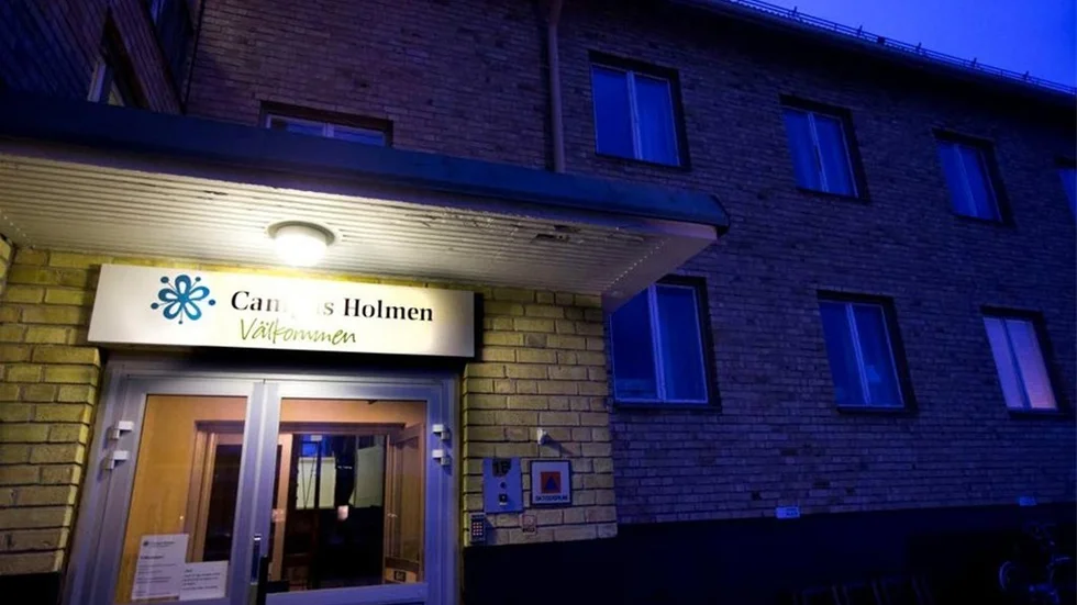 Nio personer tvingas bort från sina rum på vandrarhemmet när Leif Ögren avbryter samarbetet med socialtjänsten. Enligt Ögren beror det på återkommande ordningsproblem och klagomål från övriga hyresgäster.