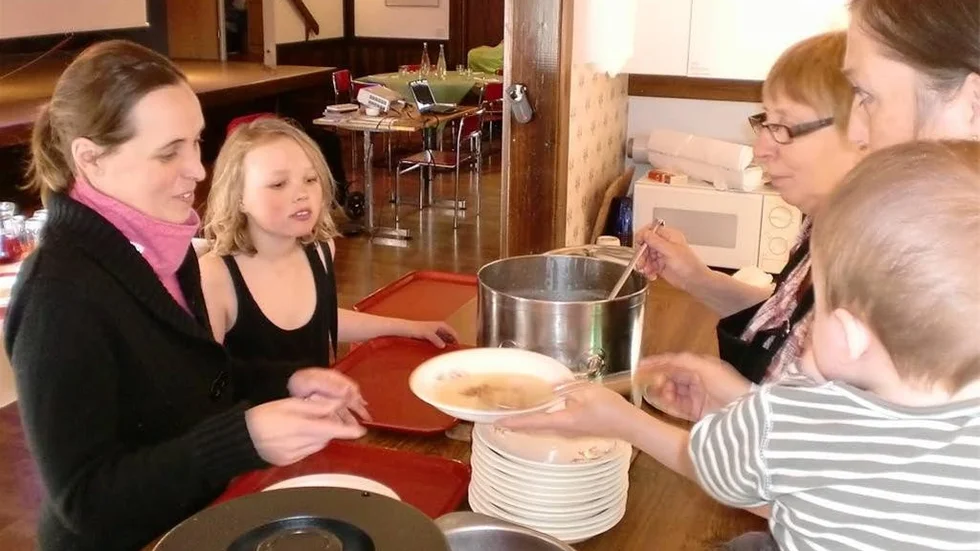 Jenny och Emilia Wikström serveras soppa av Maj-Britt Hedlund och Ann-Louise Högberg.