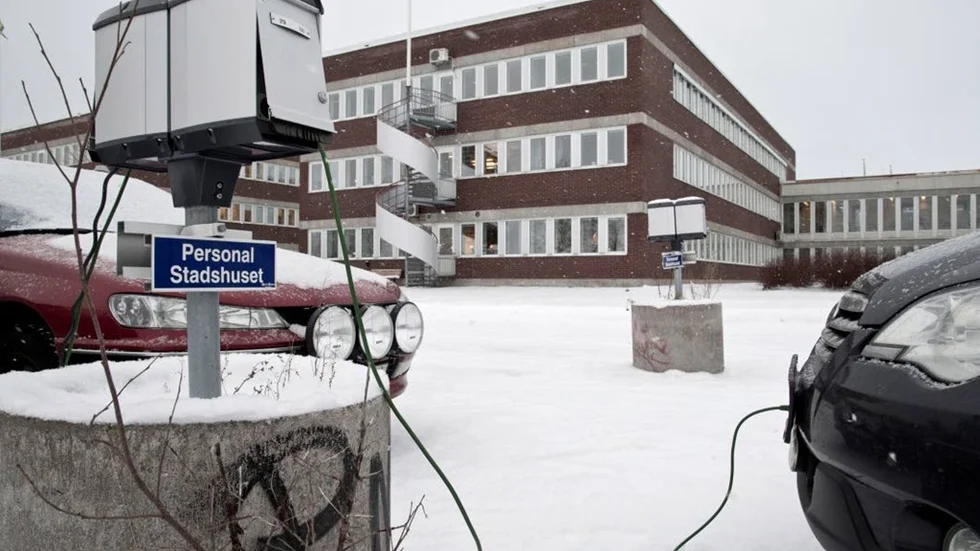 De kommunanställda i Piteå får räkna med dubbel avgift för sina motorvärmarplatser, men först från och med augusti.