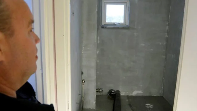 Vaktmästare Håkan Sundström visar upp en toalett som totalrenoveras. Bland annat har fönstret bytts ut från ett stort till ett mindre.