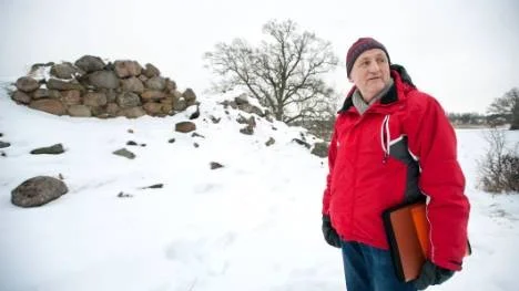 - Här ser vi resterna av biskop Brasks borg här i Norsholm, som var tre våningar hög, men numera bara är en stenhög, konstaterar Curt Andersson från Kimstad Hembygdsförening.