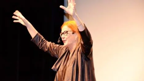 Prästen Lisbeth Carlborg har inte bara ett gestikulerande kroppsspråk - hennes formuleringar träffar även ofta mitt i prick.