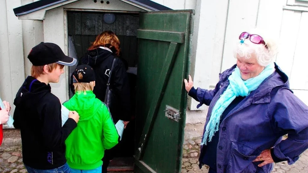 Flera yngre deltagare deltog i kulturhusvandringen "Söderköpings undre värld" på lördagen. Arvid Carlsson, 11 år går ner i den medeltida källaren före storebror Adrian under överinseende av Ragni Wåtz.