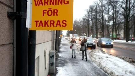 Runt om i Norrköping hänger nu liknande varningsskyltar tätt. Men att sätta upp skyltar friskriver ingen fastighetsägare från sitt ansvar.