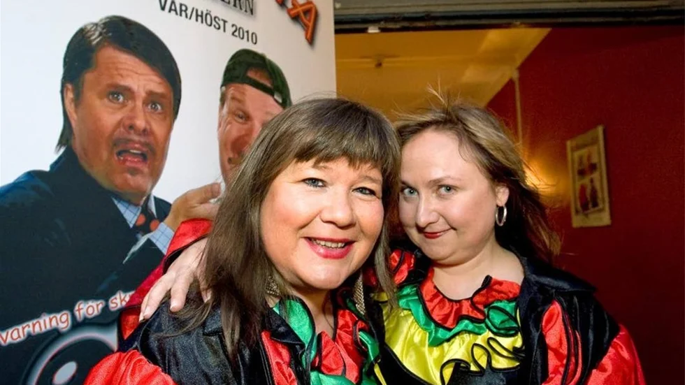 Carina Perenkranz och Pernilla Parszyk fortsätter med sina tv-reklamkaraktärer Judit & Judit. Bilden från en revy på Skandiateatern.